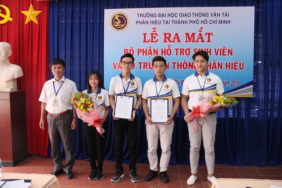 TS. Võ Trường Sơn trao Quyết định và tặng hoa cho đại diện bộ phận hỗ trợ sinh viên và tổ truyền thông