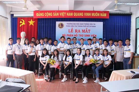Thành viên bộ phận hỗ trợ sinh viên và tổ truyền thông chụp hình lưu niệm
