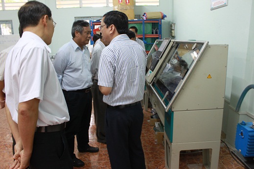 Sở Giao thông Vận tải Thành phố Hồ Chí Minh thị sát thiết bị thí nghiệm tại Trường ĐHGTVT-CSII