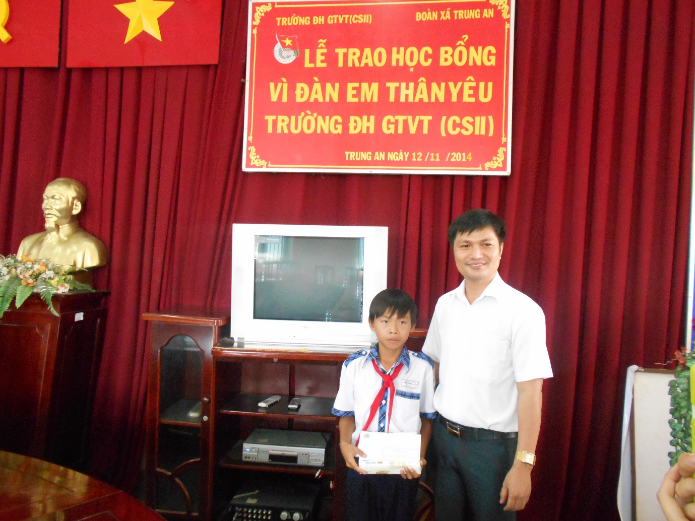 Đại học GTVT Cơ sở 2 trao học bổng cho học sinh nghèo tại huyện Củ Chi - Tp. HCM