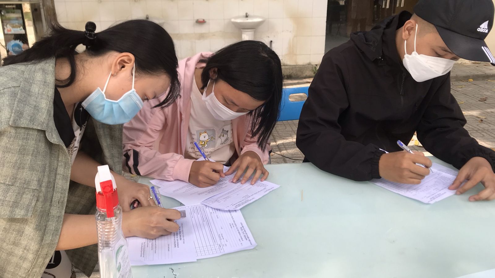 Tổ chức tiêm vắc-xin cho sinh viên nội trú tại Ký túc xá