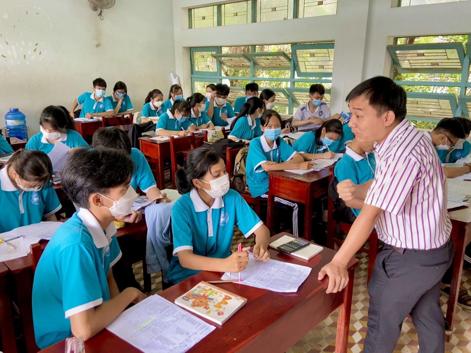 Thầy ThS Lâm Quang Thái giải đáp những thắc mắc của các em học sinh