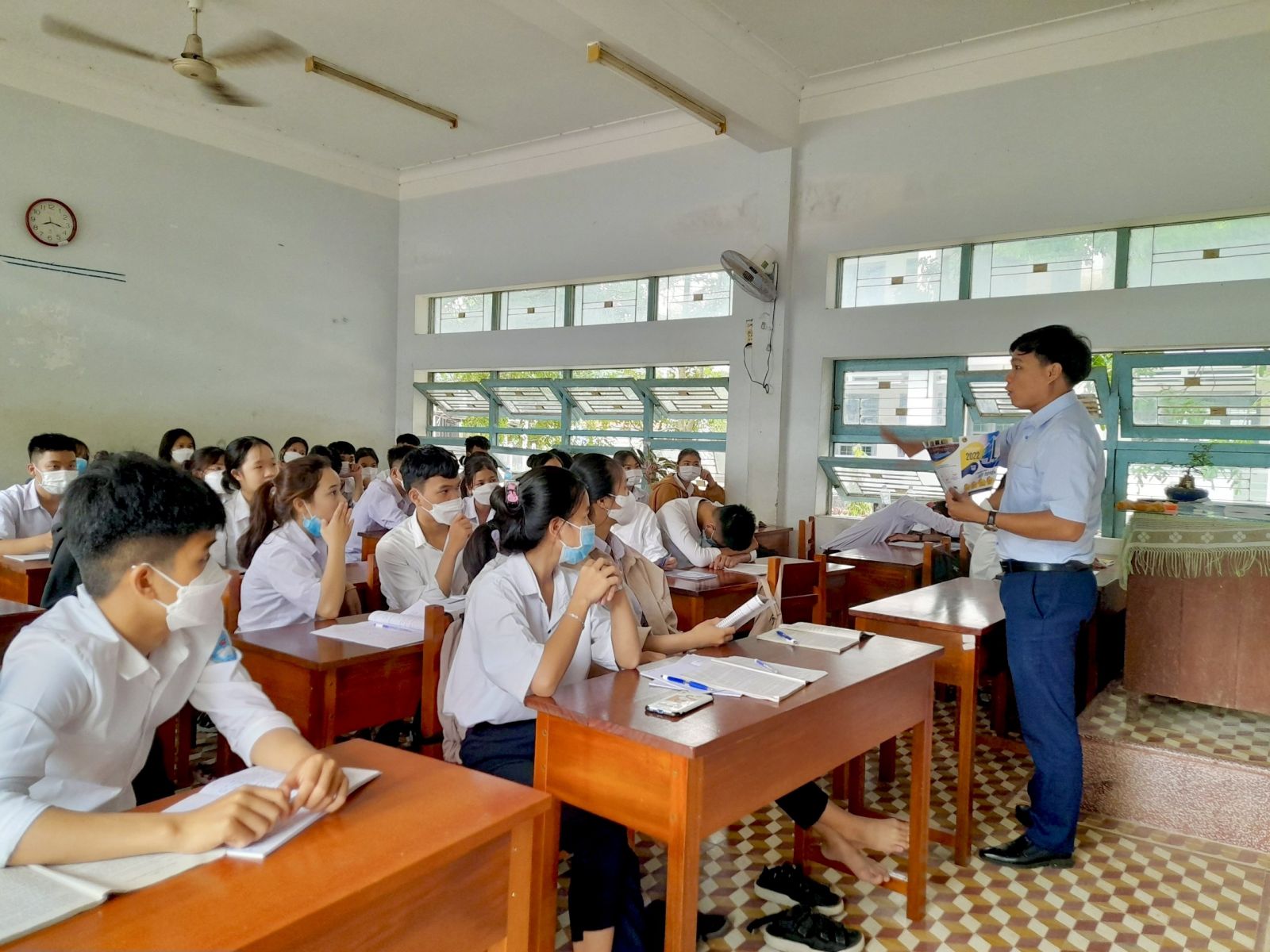 Thầy ThS Đặng Văn Ơn giải đáp những thắc mắc của các em học sinh