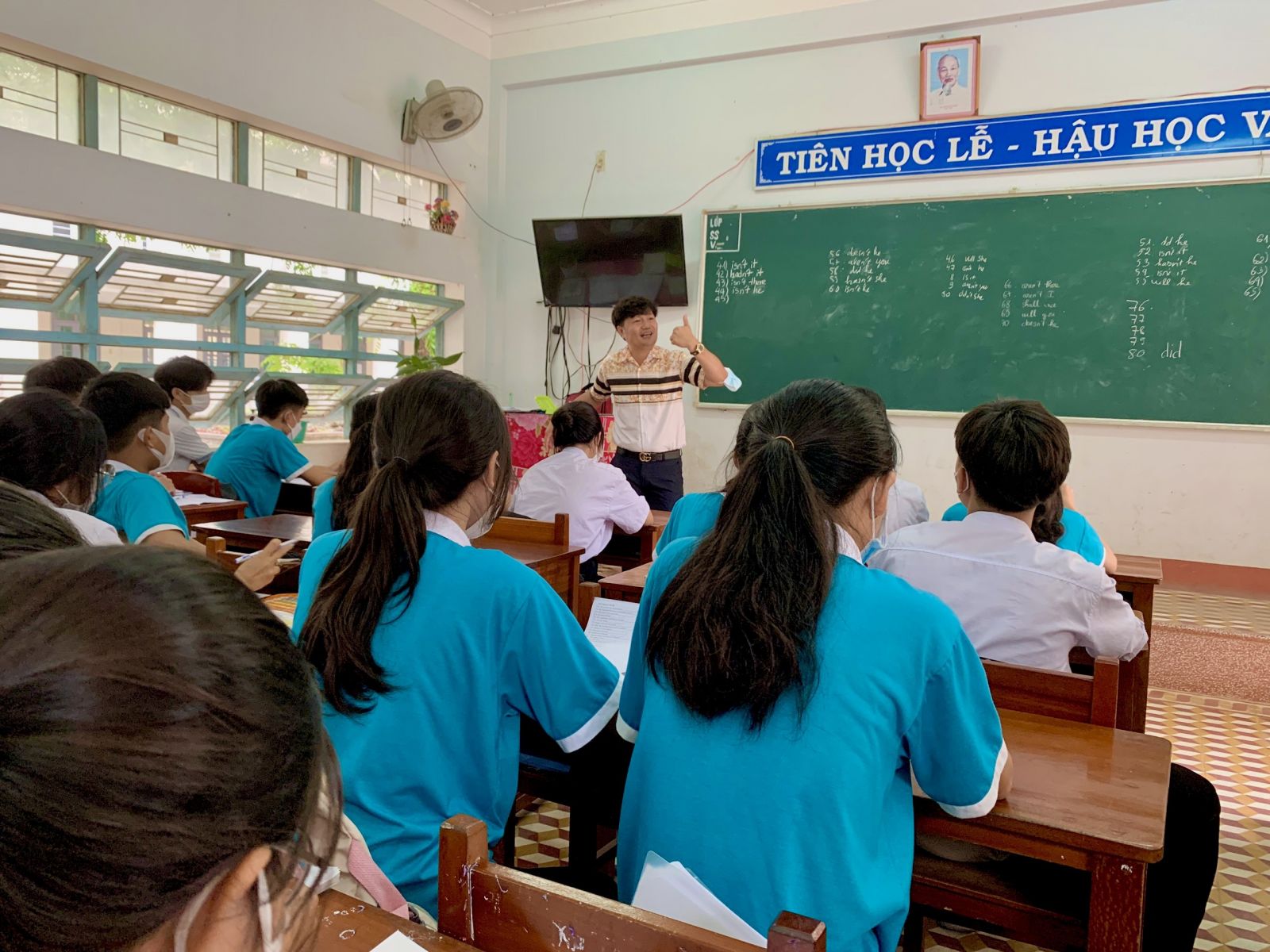 Thầy TS Vũ Hồng Vận giải đáp những thắc mắc cho các em học sinh